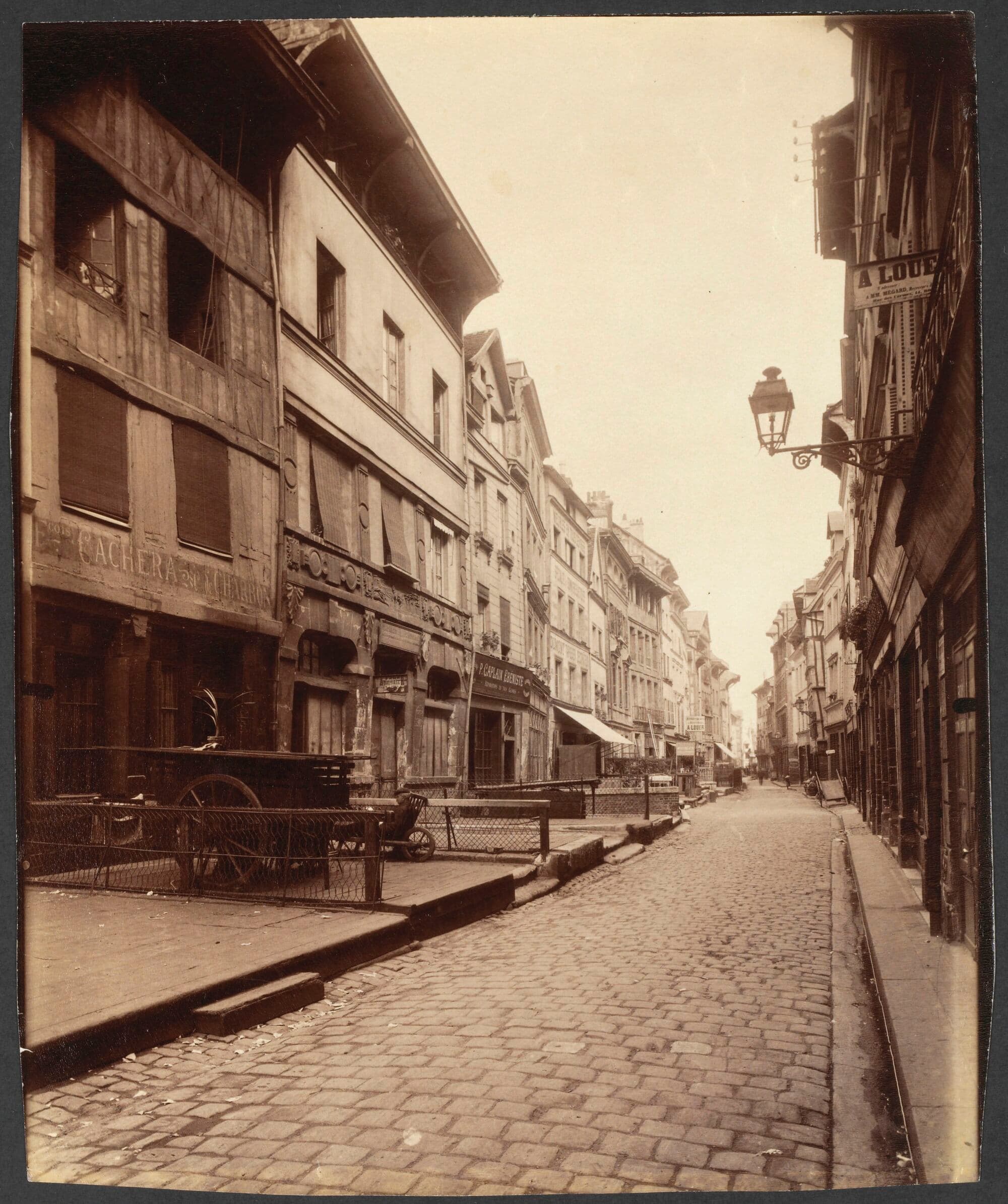 La rue Eau-de-Robec à Rouen en 1907, ses maisons à pans de bois et le ruisseau à ciel ouvert entre ses parapets.