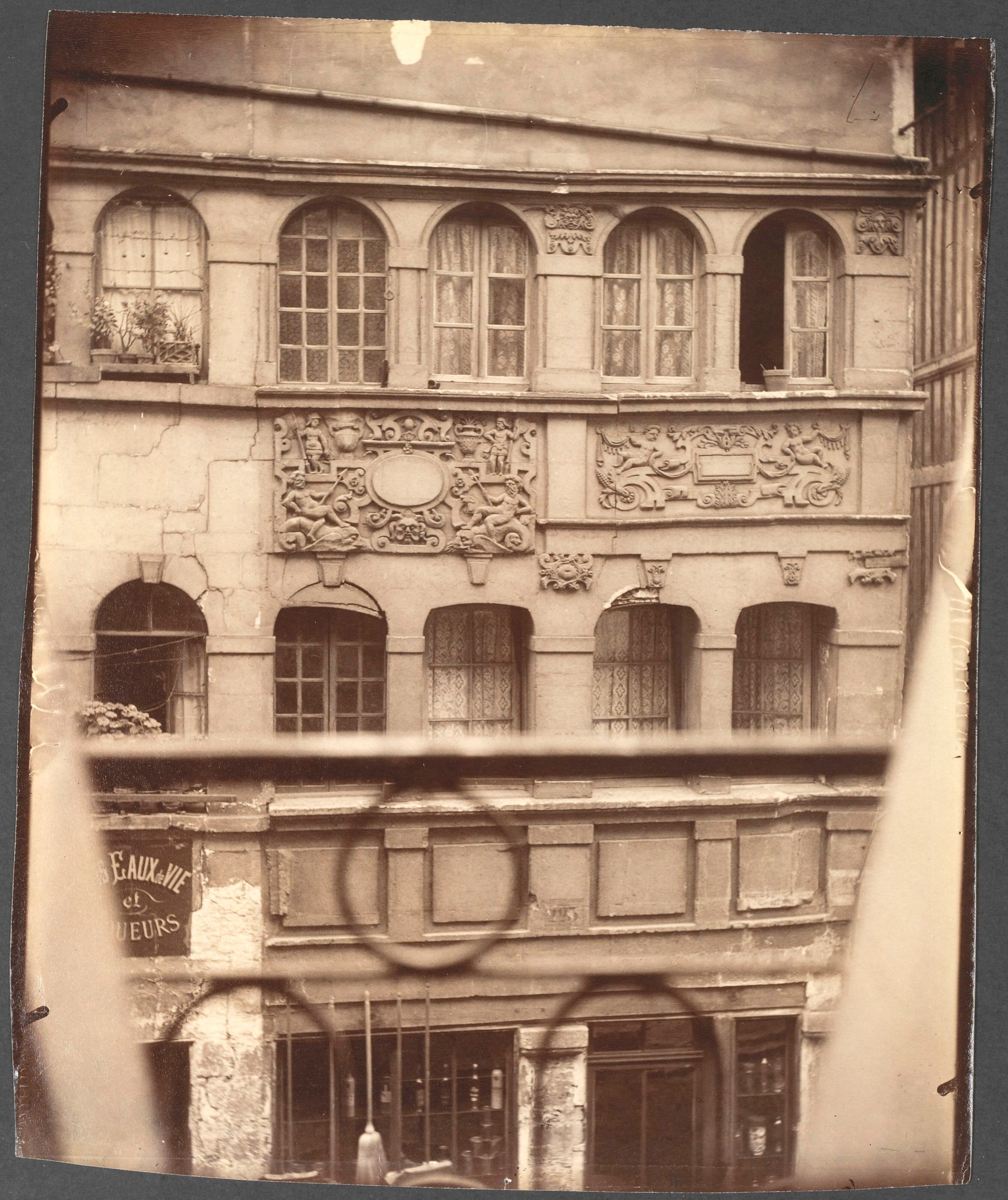 La Maison du Cor de Chasse, au 223 rue Eau-de-Robec, photographiée par Eugène Atget en 1907.