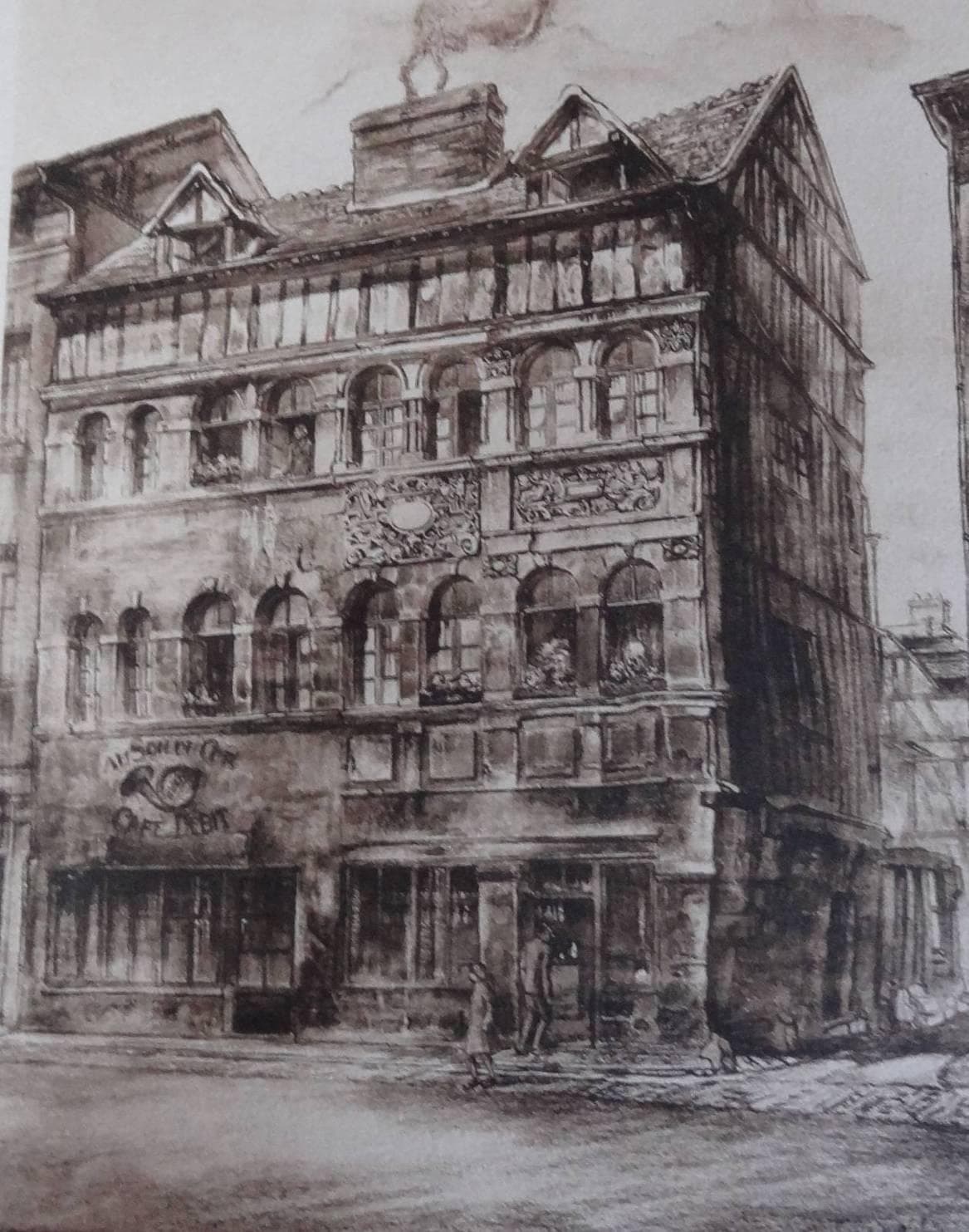 Gravure de la maison vue en biais depuis la rue, montrant à la fois la façade sur la rue Eau-de-Robec et son retour sur la rue de la Grande-Mesure. Au rez-de-chaussée, l'enseigne peinte « Au Son du Cor », un cor de chasse et « Café-Débit ». Au-dessus, deux niveaux de baies en plein cintre et les frises sculptées, puis deux étages à pans de bois en encorbellement et une haute toiture à souche de cheminée. Des passants dans la rue.